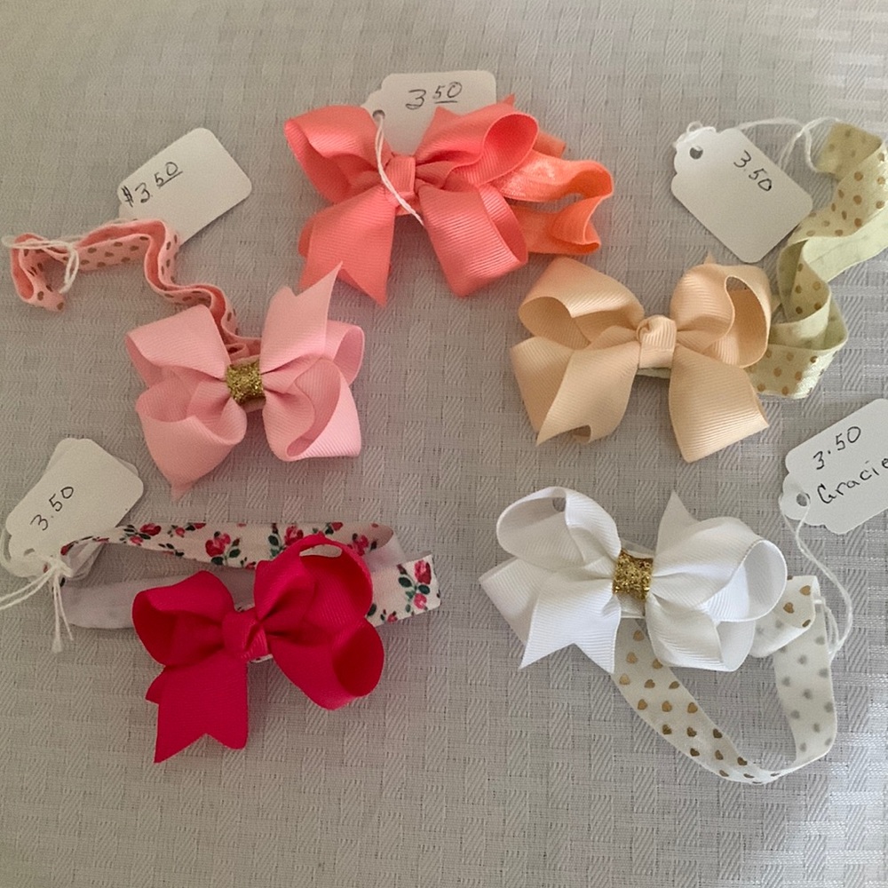 Baby girls head bands with bows! Pretty soft colored hair accessories.